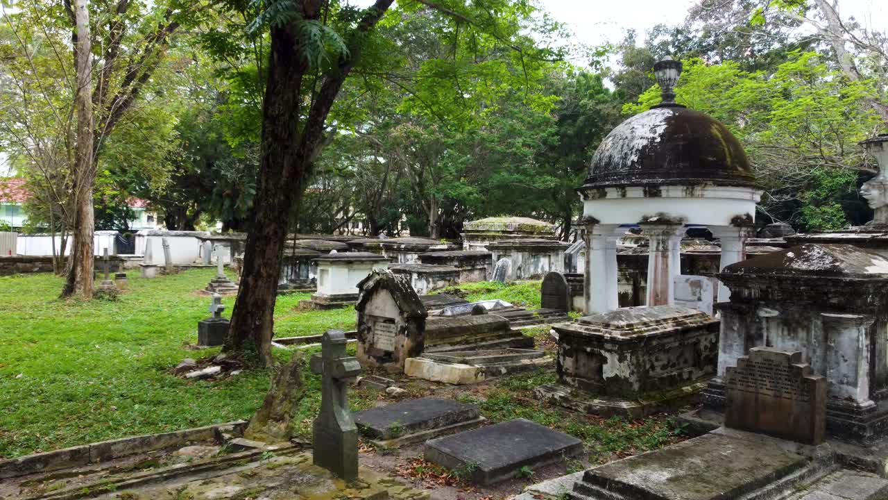 槟城公墓纪念几个世纪以来逝去的人们。多莉拍摄视频素材