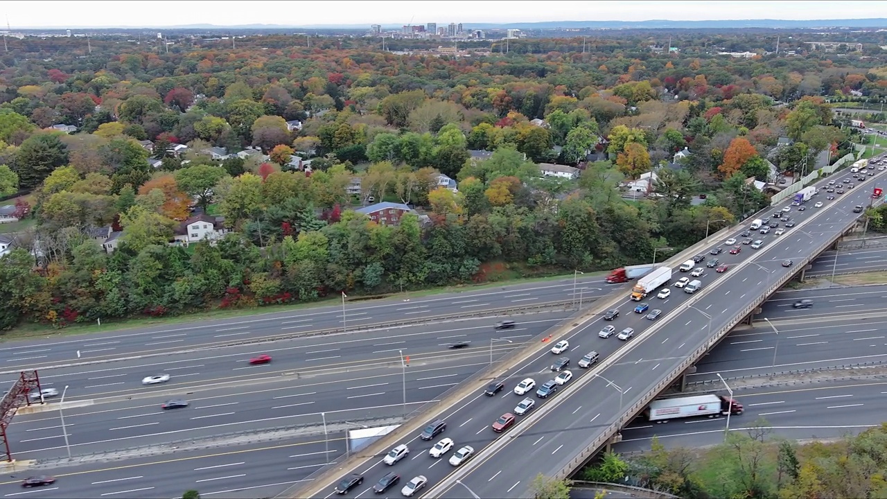 这架空的美国高速公路I-95 NJ收费公路，交通繁忙，从左到右移动迅速视频素材