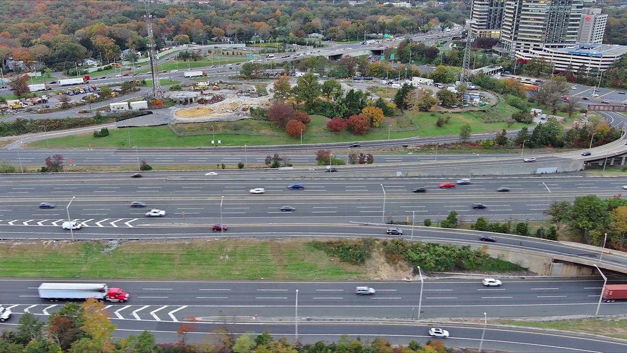 I-95 NJ收费公路鸟瞰图，高速公路上快速移动的繁忙交通视频素材