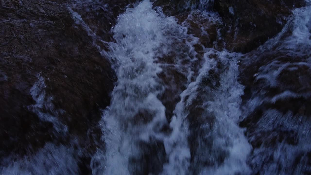 清澈的山水沿着岩石海岸流动视频下载