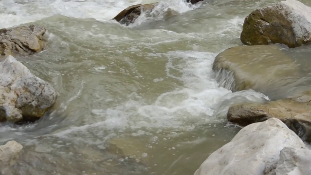 岩石间湍急的水流视频素材