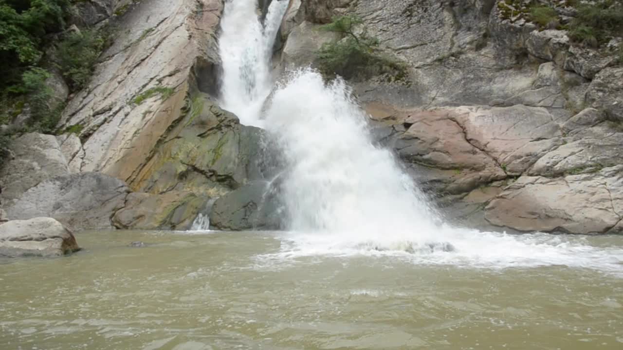 岩石上流水形成的瀑布视频素材