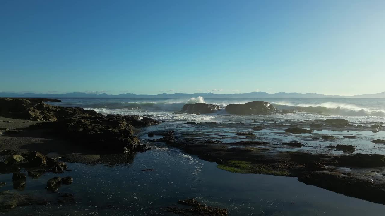 太平洋沿岸的岩石海岸。阳光灿烂的日落。视频素材