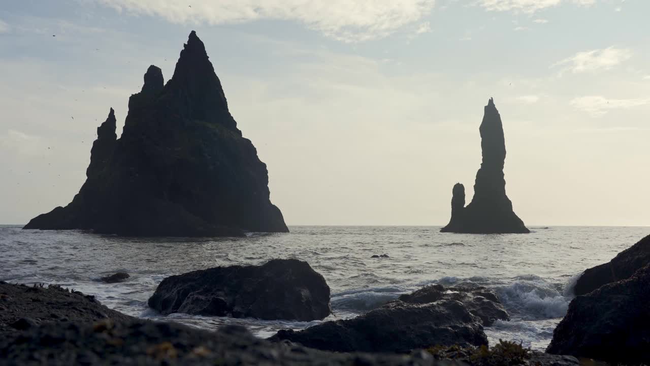 冰岛著名的黑海滩上巨大的海蚀柱。视频素材