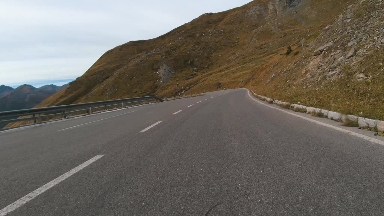 乘车观景，雄伟的大格洛克纳山路在奥地利，尖峰的高山山脉。跑车或自行车沿着奥地利阿尔卑斯山脉雄伟美丽的山路行驶视频素材