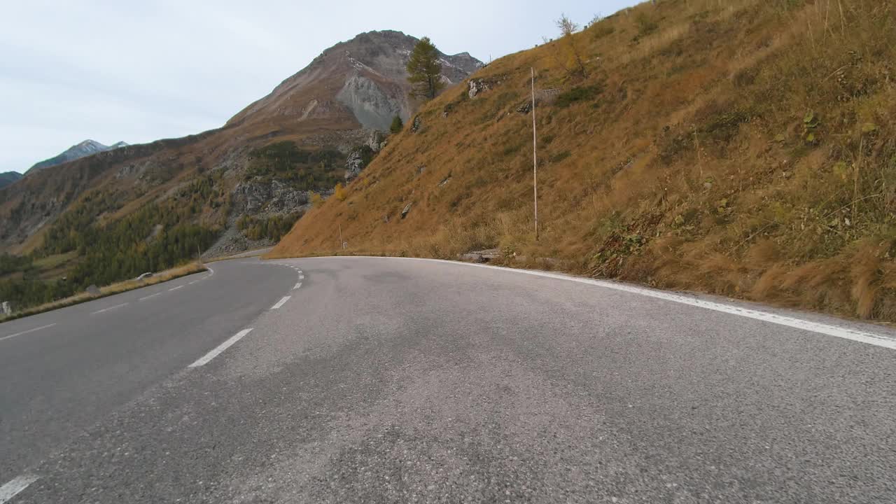 乘车观景，雄伟的大格洛克纳山路在奥地利，尖峰的高山山脉。跑车或自行车沿着奥地利阿尔卑斯山脉雄伟美丽的山路行驶视频素材