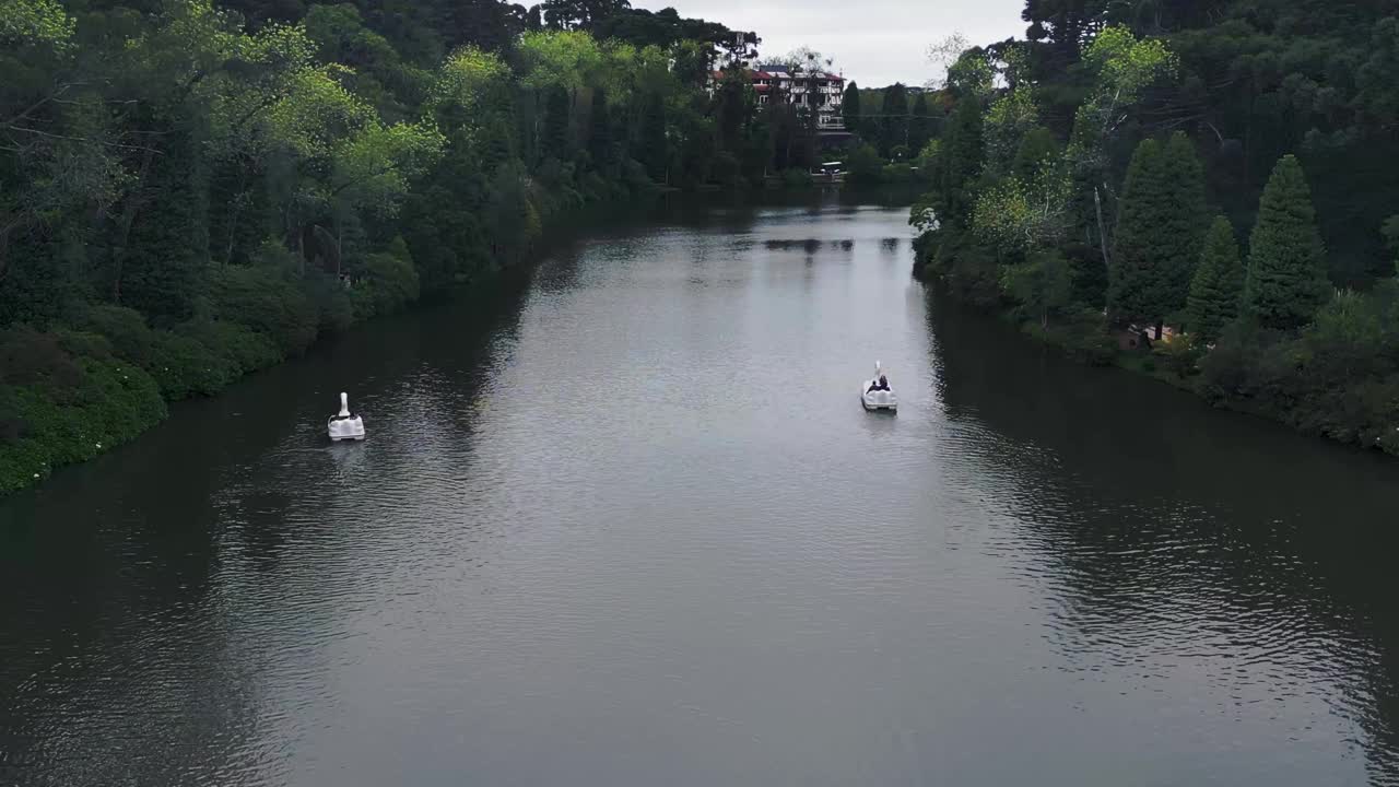 Lago Negro(黑湖)鸟瞰图- Gramado，里约热内卢Grande do Sul，巴西视频素材