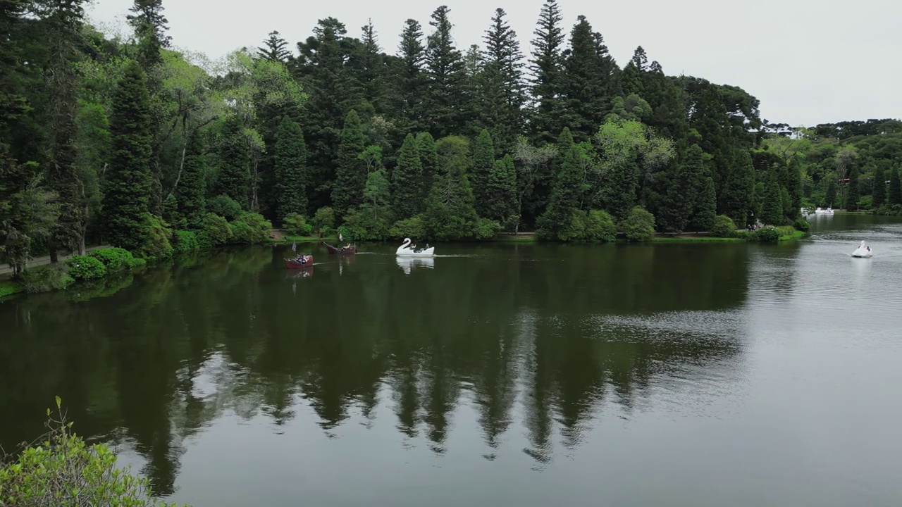 Lago Negro(黑湖)鸟瞰图- Gramado，里约热内卢Grande do Sul，巴西视频素材