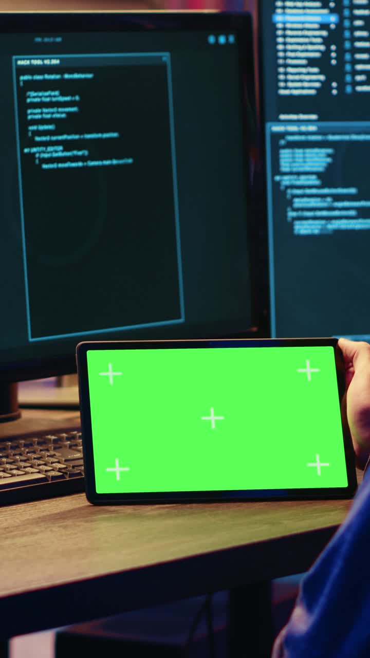 黑客在平板电脑模型上使用勒索软件视频素材