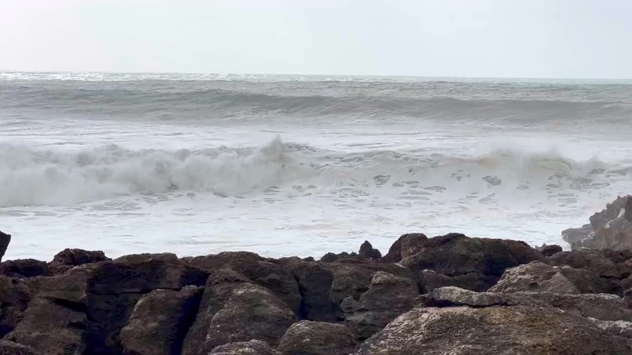 卡斯凯伊斯海岸的海浪视频素材