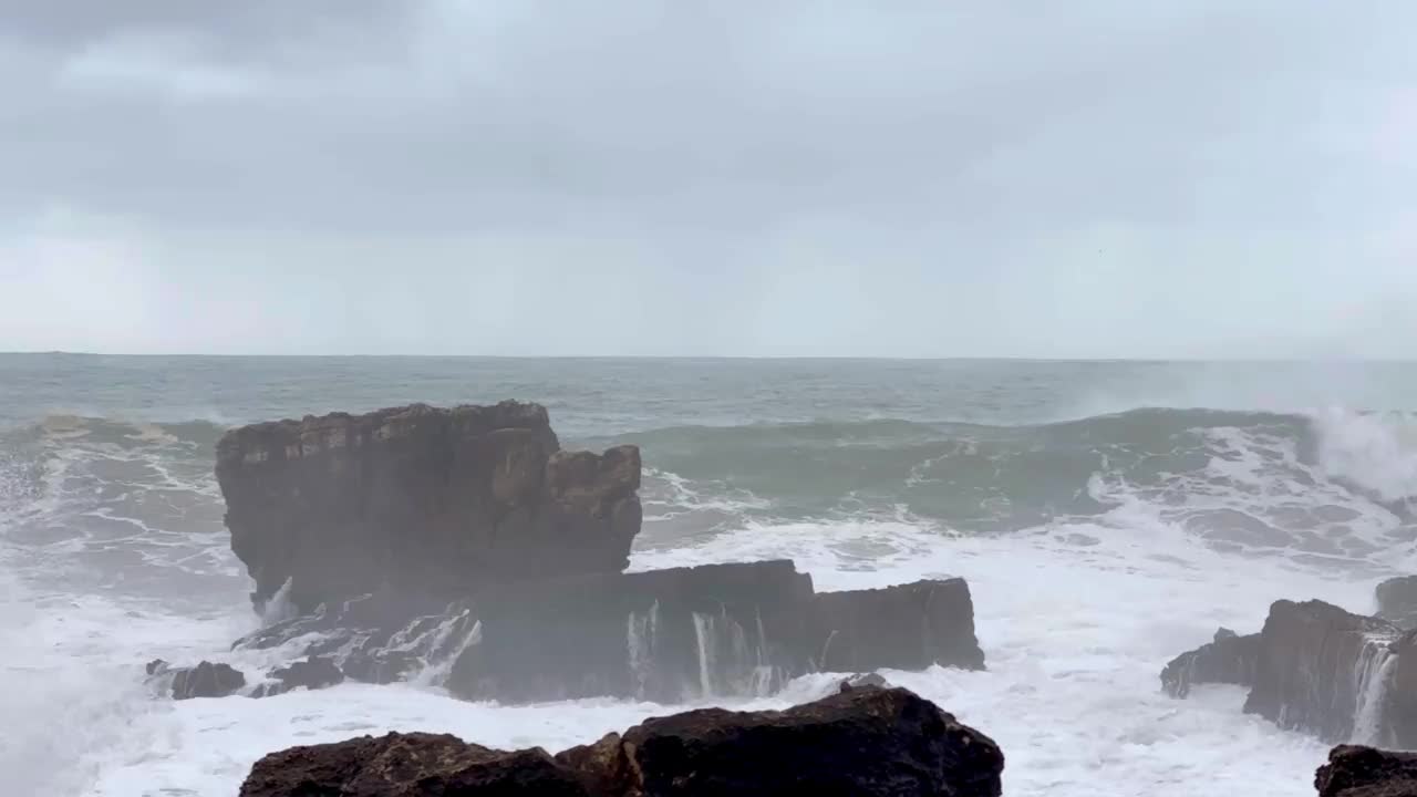 卡斯凯伊斯海岸的海浪视频素材