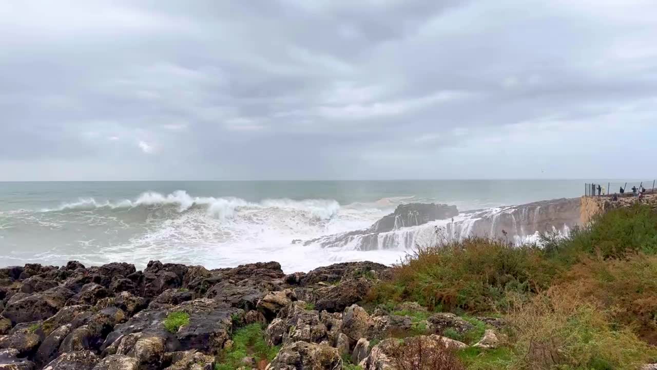 卡斯凯伊斯海岸的海浪视频素材