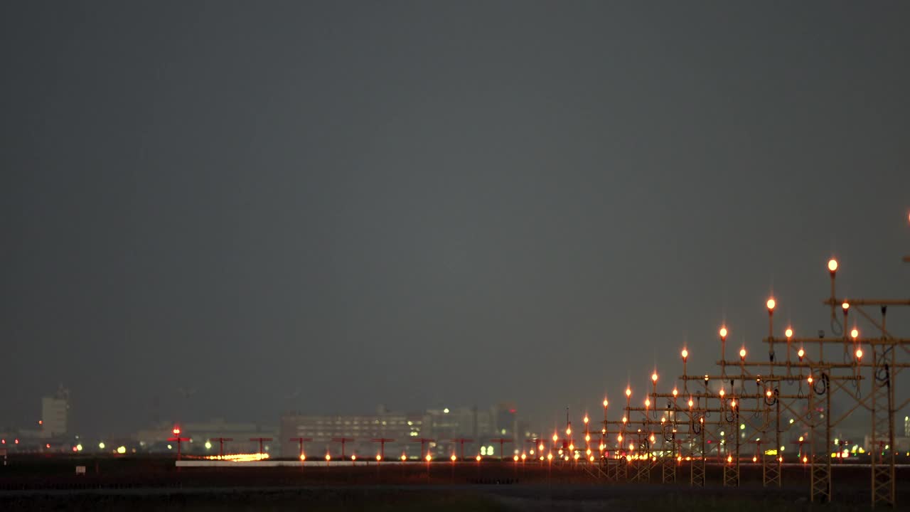 飞机在夜间降落在机场视频素材