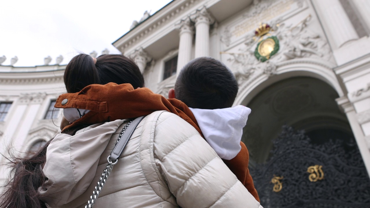 母子俩在奥地利的维也纳探险视频素材