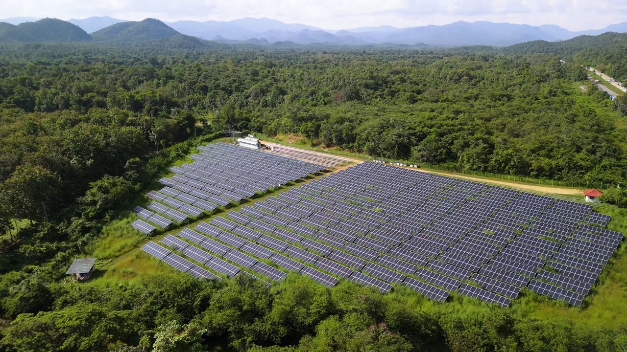 绿色可再生能源的太阳能电池板农场鸟瞰图视频素材