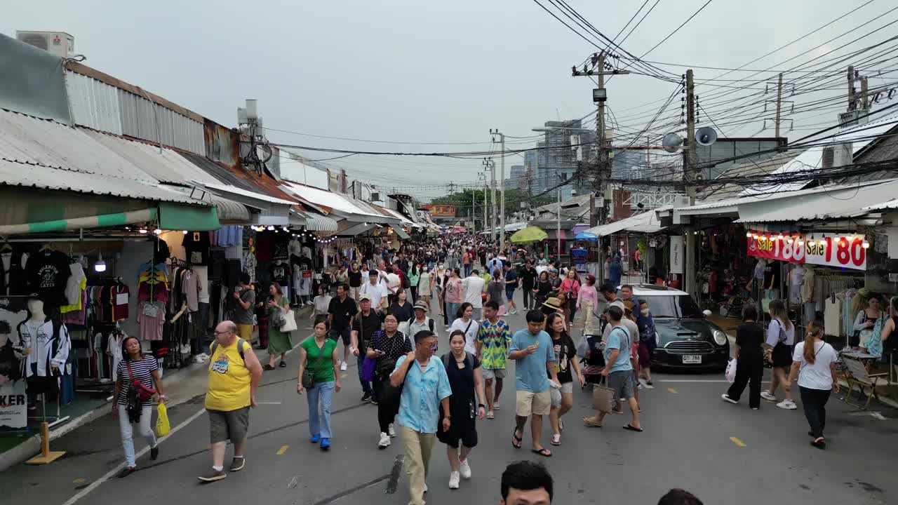 拥挤的人群走在乍都乍市场的街道上视频素材