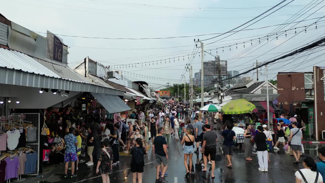 下雨天，在乍都乍市场，拥挤的人们在购物视频素材