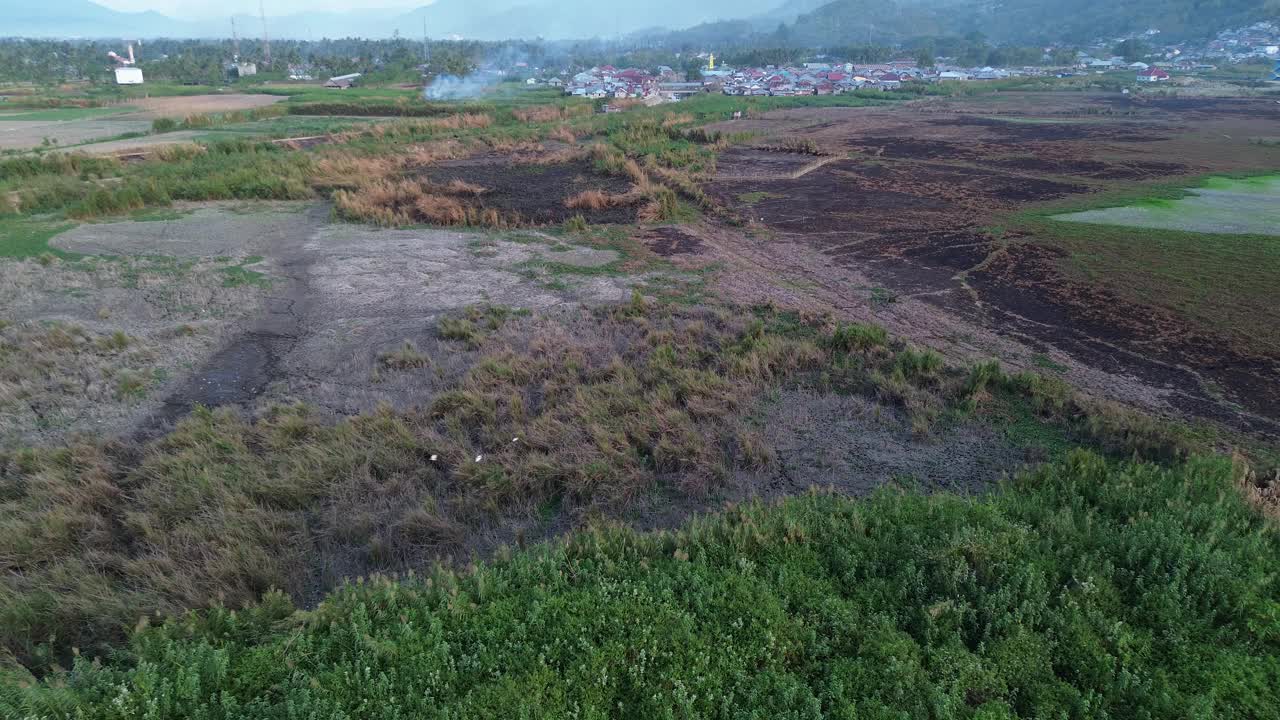 林波托湖边缘陆地火灾的鸟瞰图视频素材