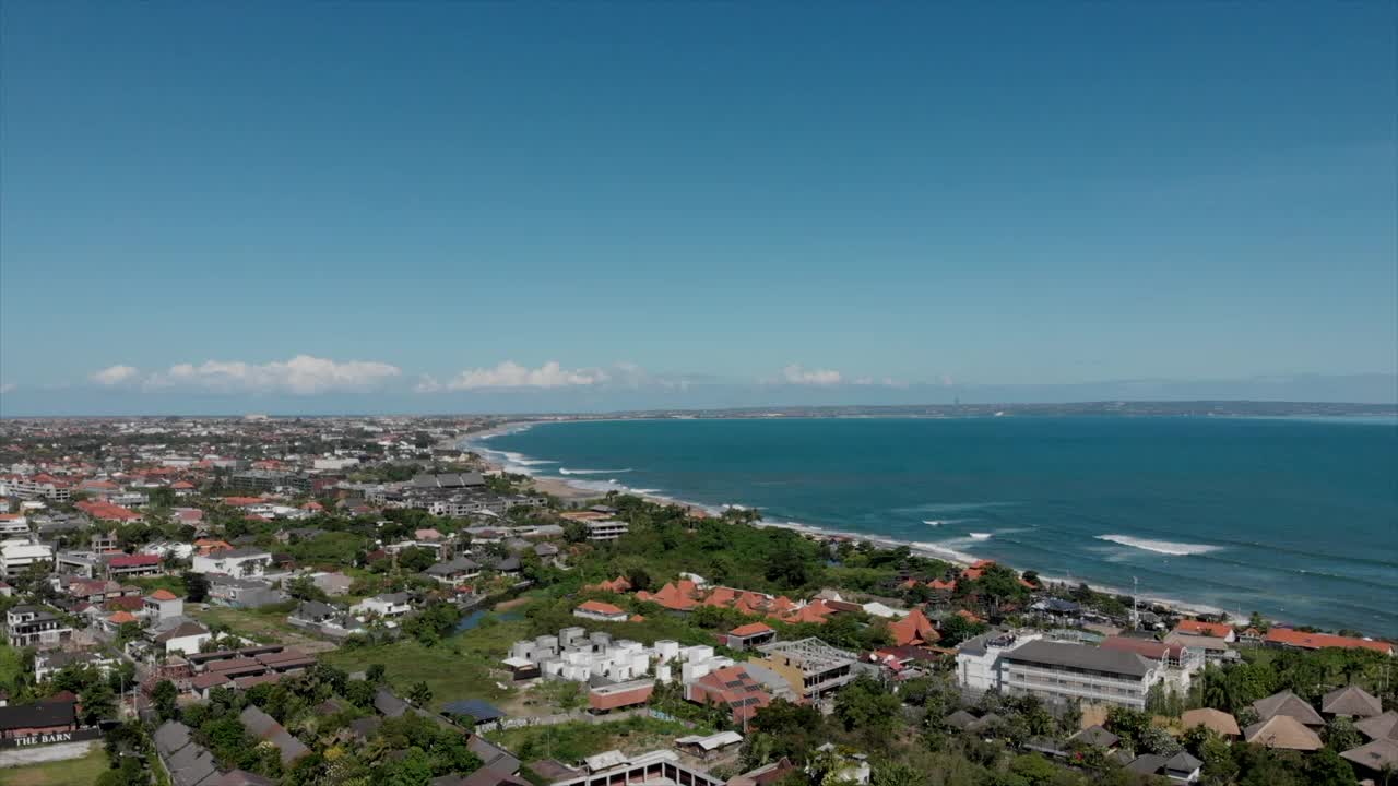 鸟瞰图亚洲村沧谷在海湾与房屋，当地建筑，寺庙和绿色植物。巴厘岛,印度尼西亚。高品质4k画面视频下载