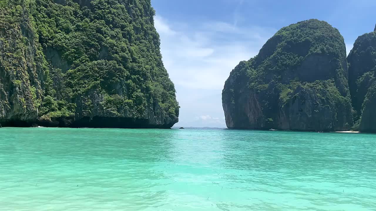 波浪，沙滩，和美丽的清澈的海水在玛雅湾在泰国皮皮群岛国家公园。视频下载