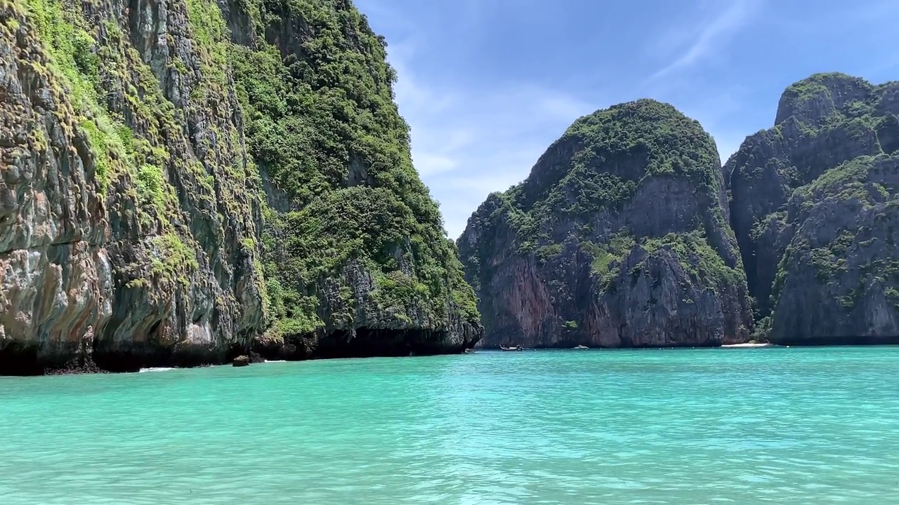 上午的玛雅湾海滩上的泰国皮皮岛，空荡荡的玛雅湾的泰国皮皮岛视频素材