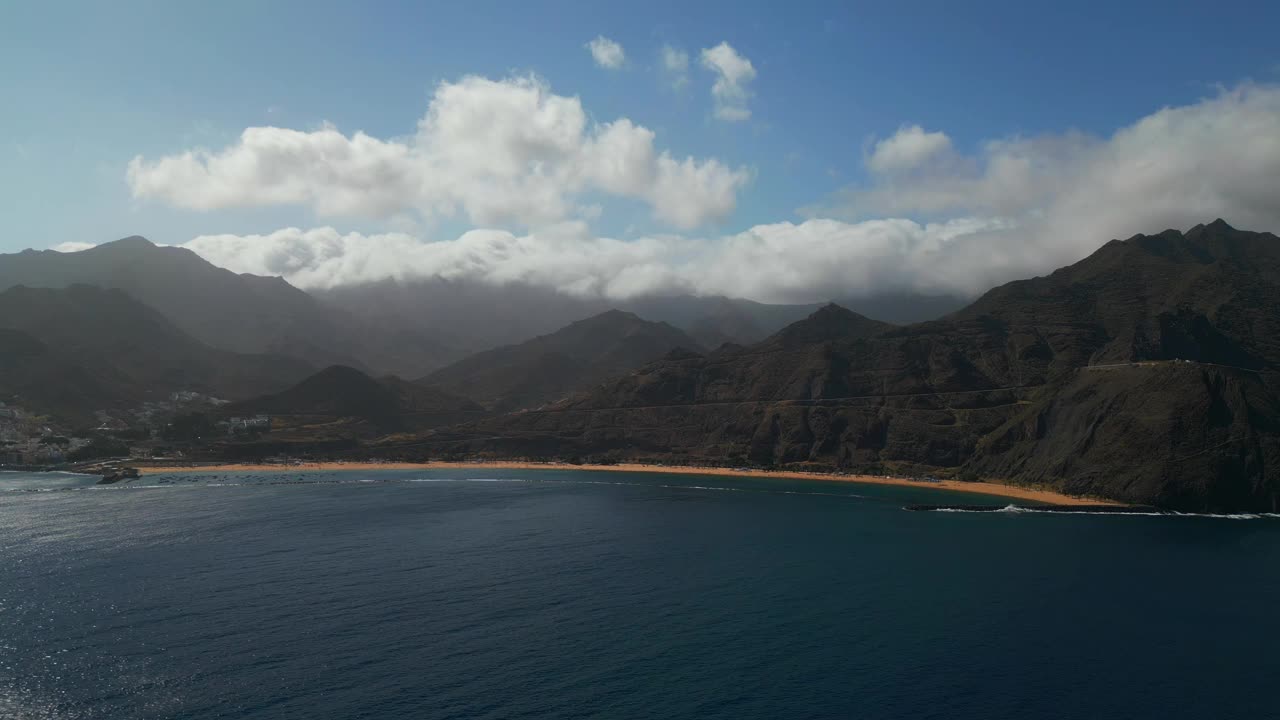 特内里费岛阿纳加国家公园的蓝色海洋和山脉视频素材