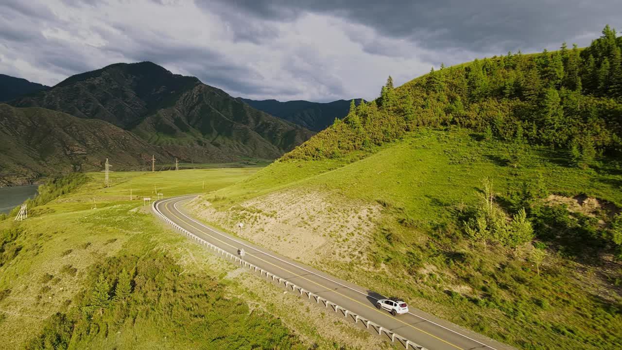 汽车行驶在可以看到山景的路上视频素材