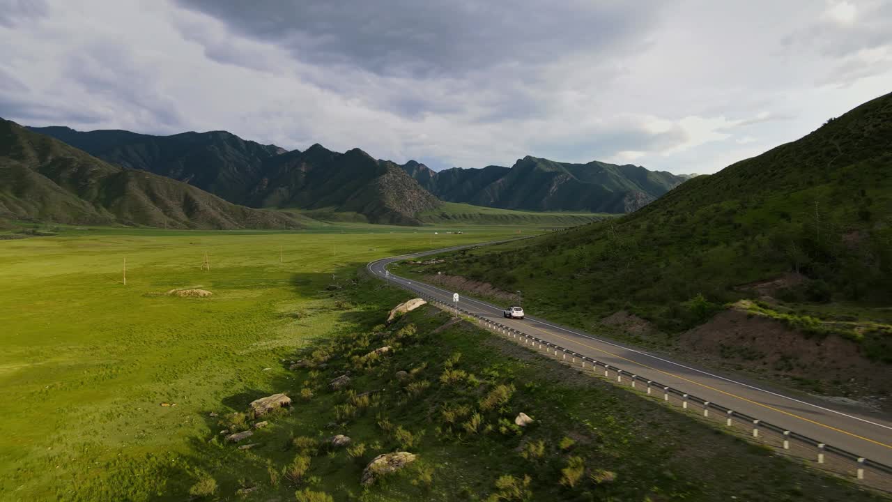 汽车行驶在可以看到山景的路上视频素材