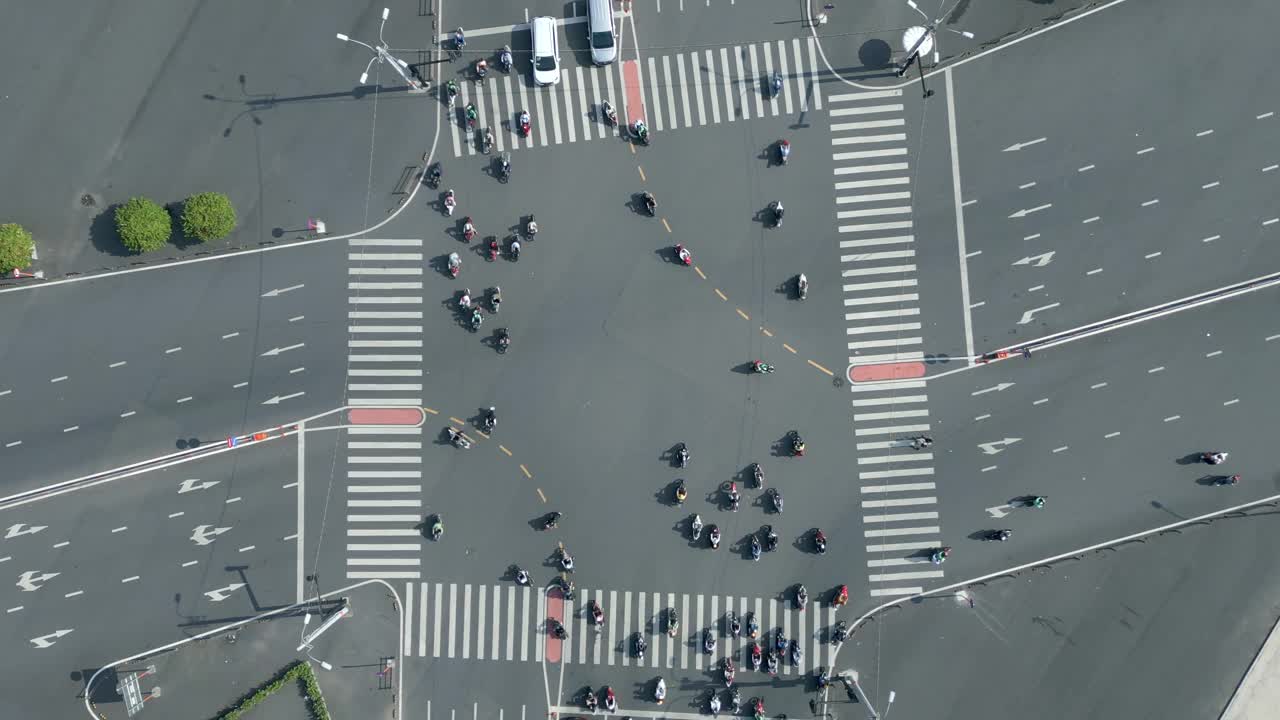 越南胡志明市十字路口的早晨交通俯视图视频素材