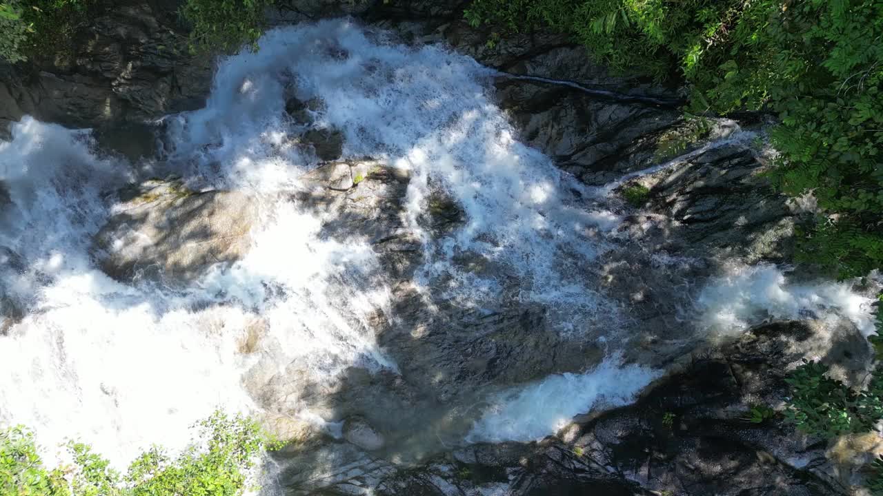 水如瀑布般从森林中心流过。视频素材
