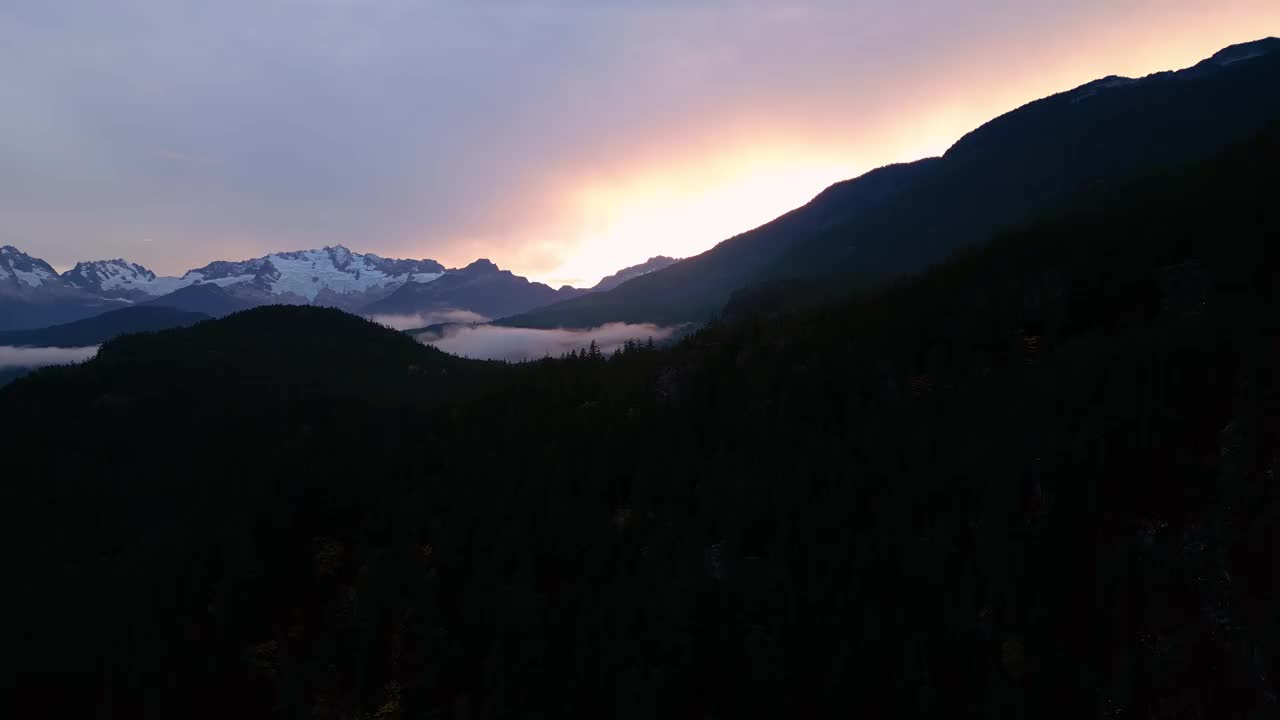 空中加拿大山地景观。自然背景全景图。视频素材