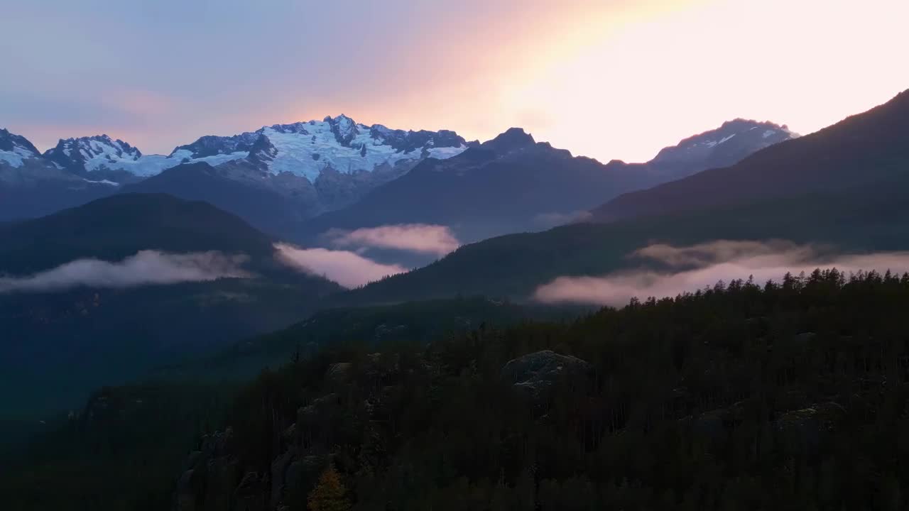 空中加拿大山地景观。自然背景全景图。视频素材