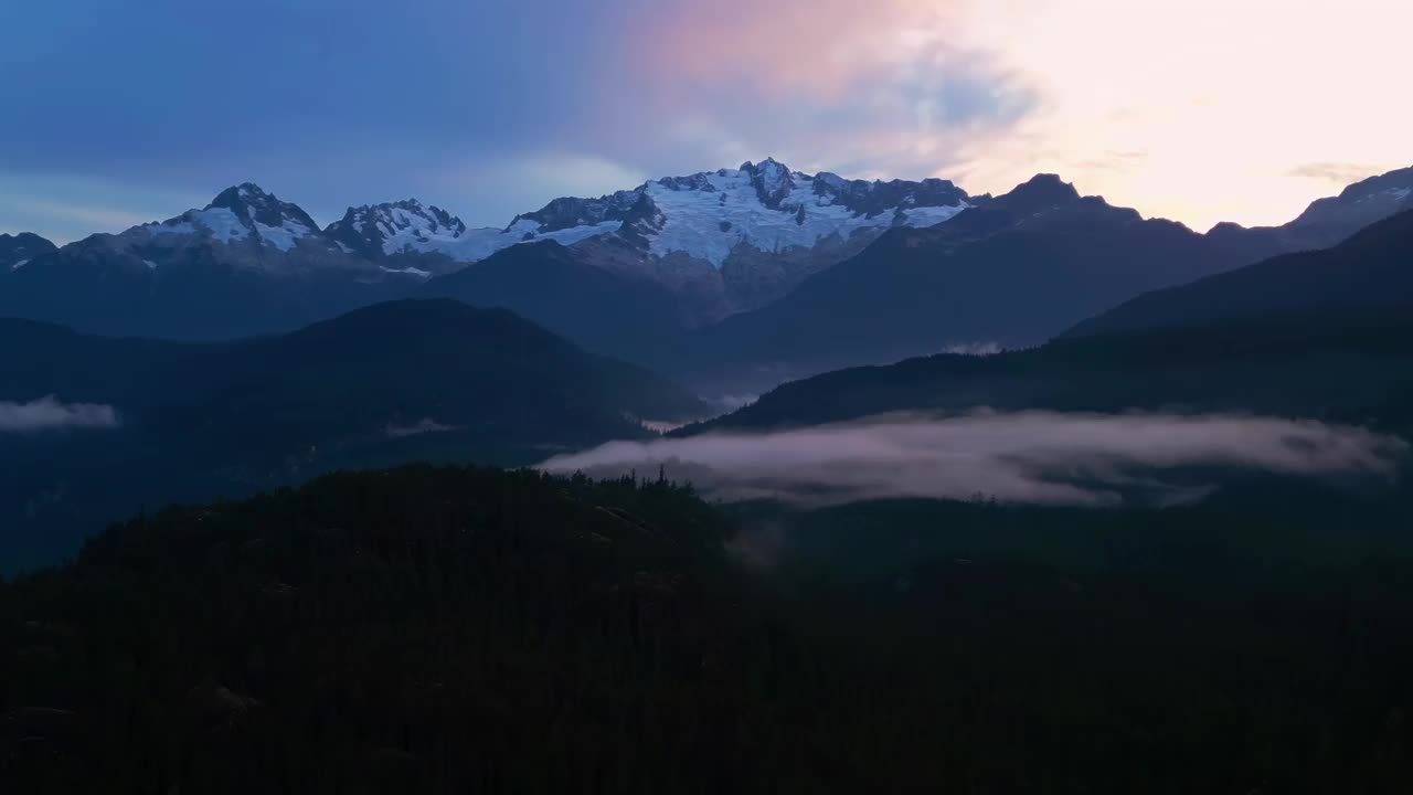 空中加拿大山地景观。自然背景全景图。视频素材