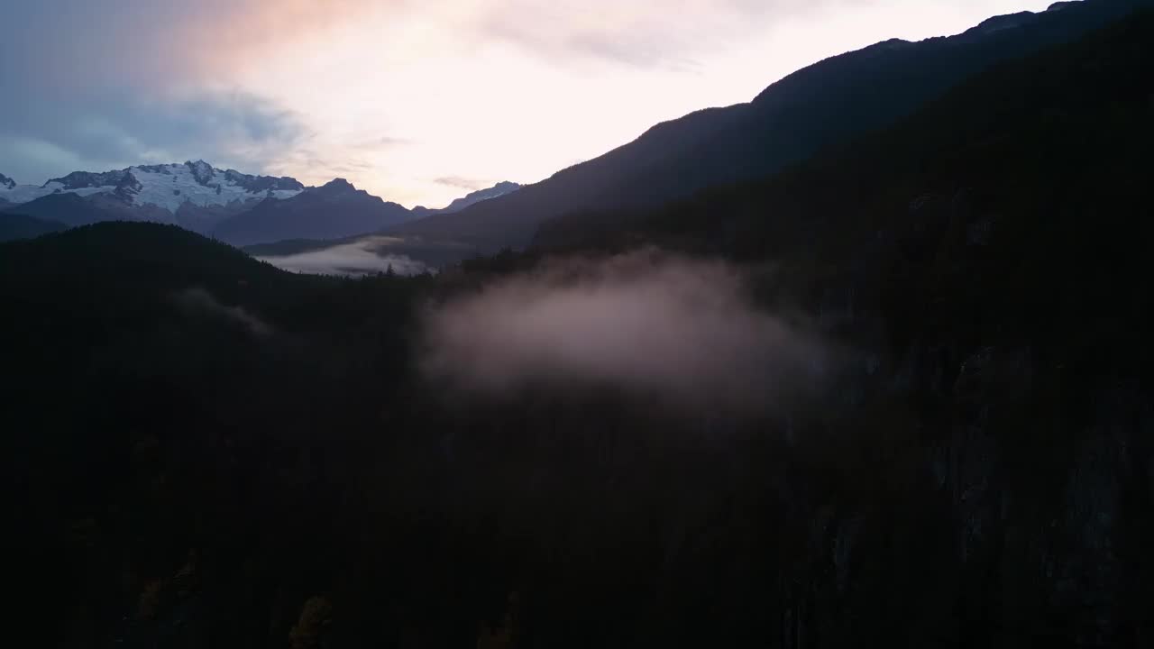 空中加拿大山地景观。自然背景全景图。视频素材