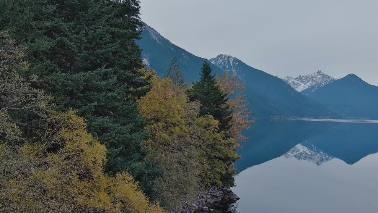 加拿大山地景观。多云阴天秋天日落。视频素材