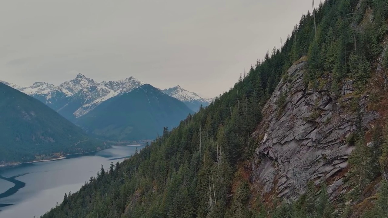 加拿大山地景观。多云阴天秋天日落。视频素材