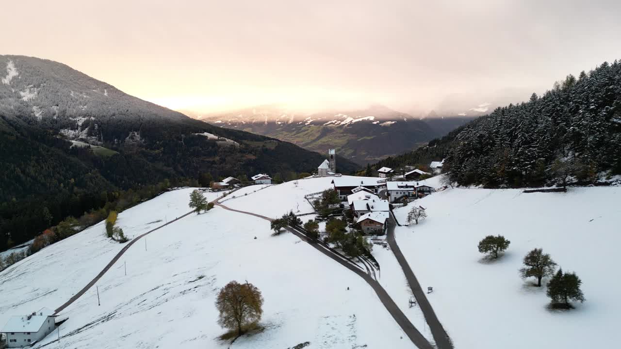 冬季景观从白云石富内斯山谷视频素材