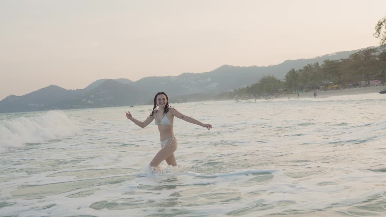 女子在苏梅岛的海里游泳视频素材