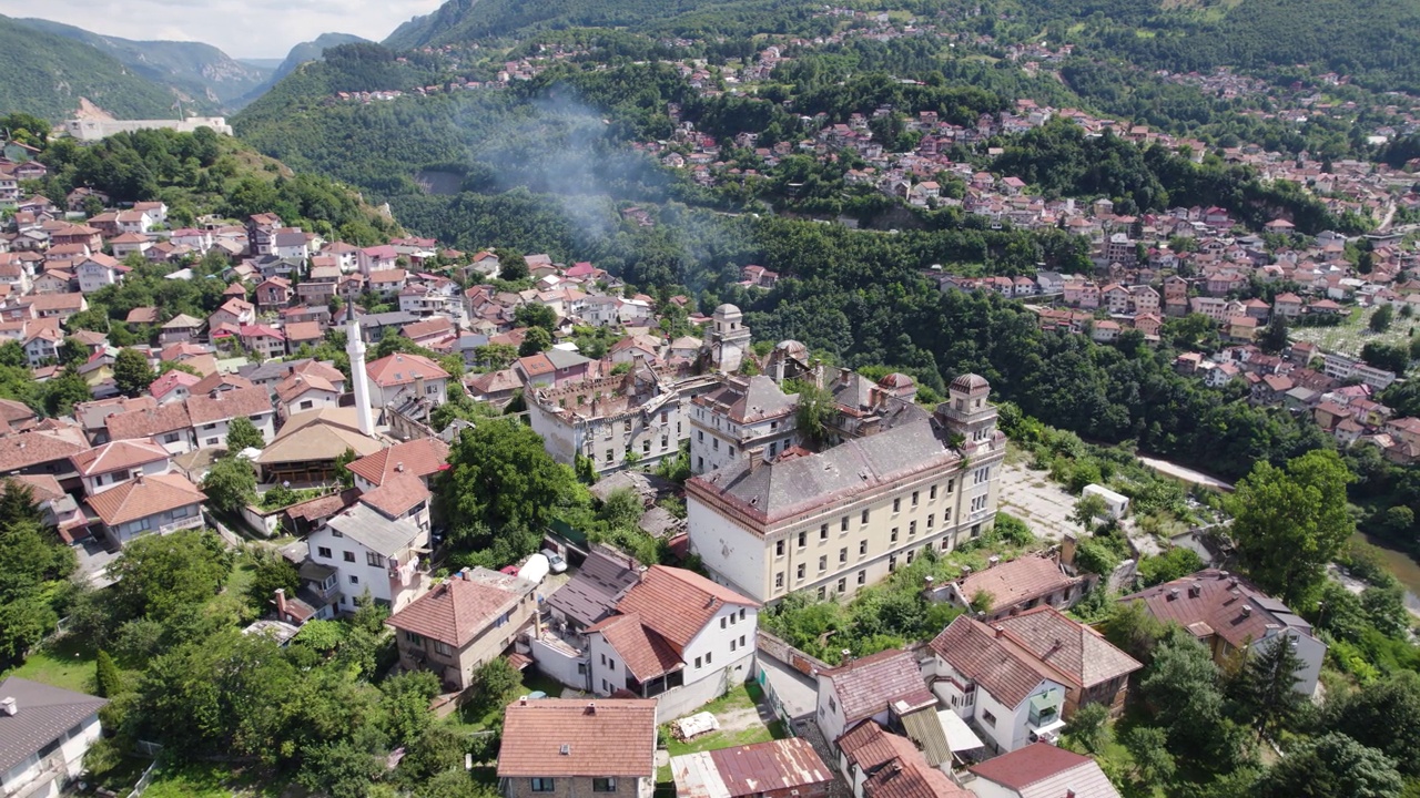 航拍:萨拉热窝的Jajce Kasarna，坐落在绿色的山丘之间。波斯尼亚视频素材