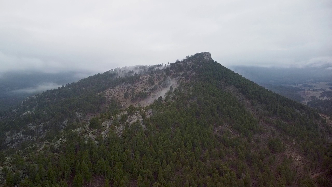 鹰崖山鸟瞰图在埃斯蒂斯公园，科罗拉多州的云雾银行视频素材