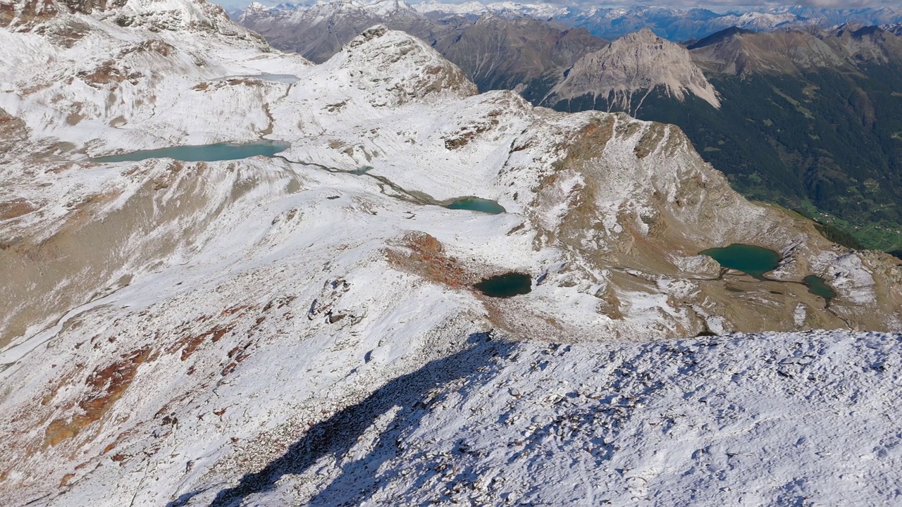 小小的冰川湖，位于积雪覆盖的西玛丰塔纳山顶。空中侧视频素材