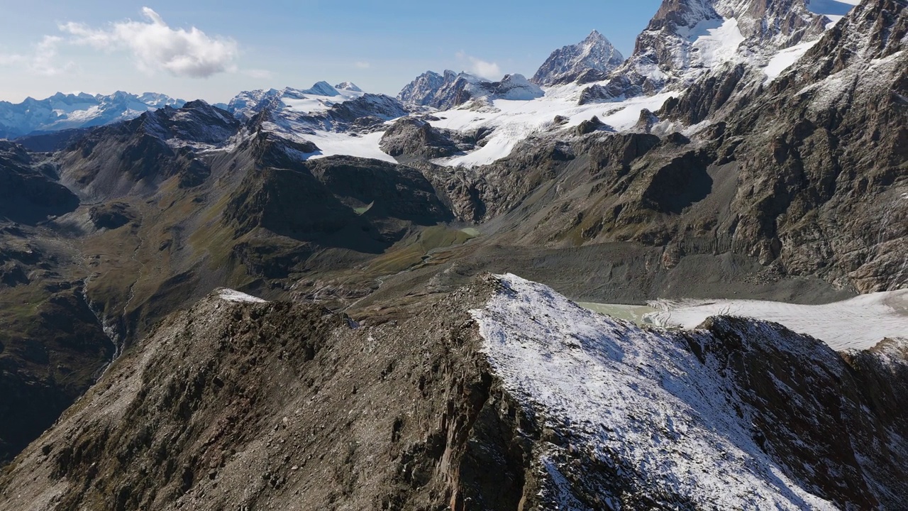 西玛丰塔纳与格拉湖和大坝的背景，伯尔尼纳山脉群在夏季，Valmalenco在意大利。航拍无人机全景视频素材