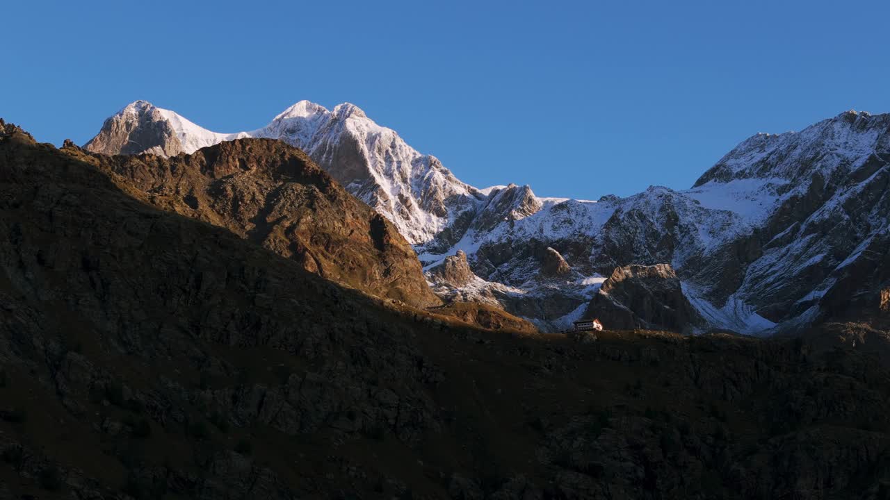 阿尔卑斯山避难所，背景是西马丰塔纳山脉，意大利空中上升视频素材