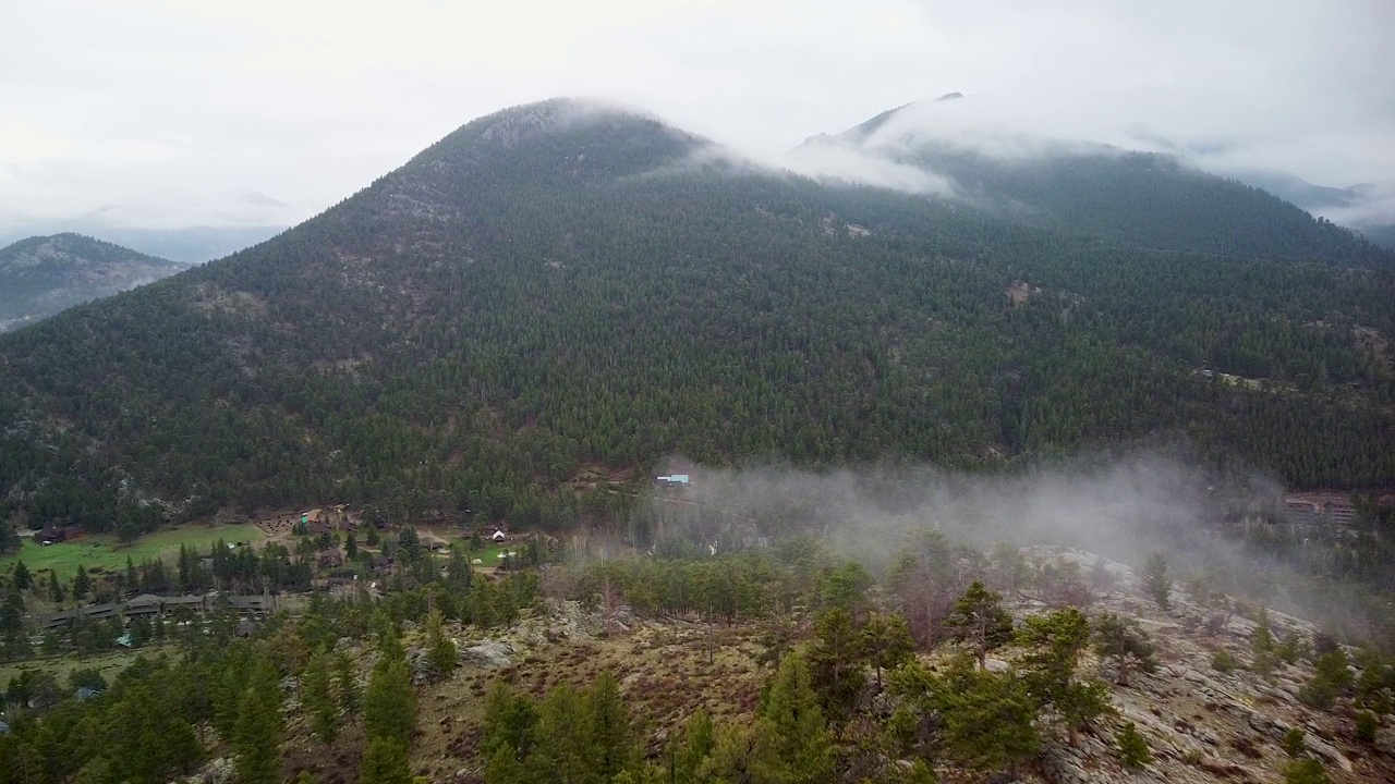 鸟瞰图云越过山脊，埃斯蒂斯公园，科罗拉多州，鹰崖山视频素材