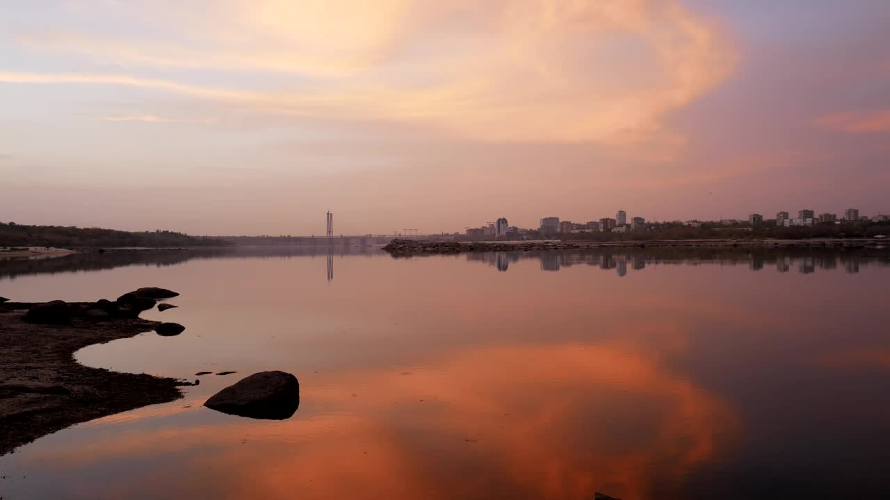 在美丽的夕阳下，河岸上的大城市视频下载