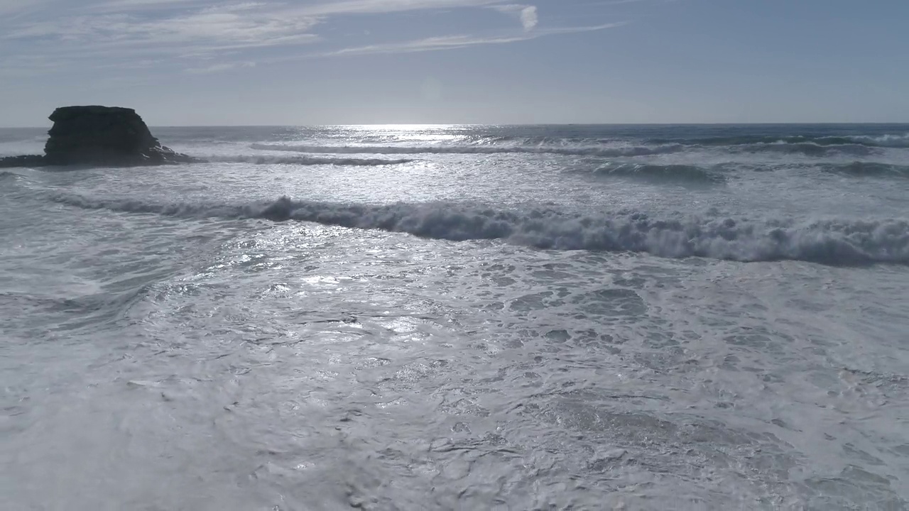 鸟瞰美丽的海滩，海浪和水撞击沙滩的景色视频素材