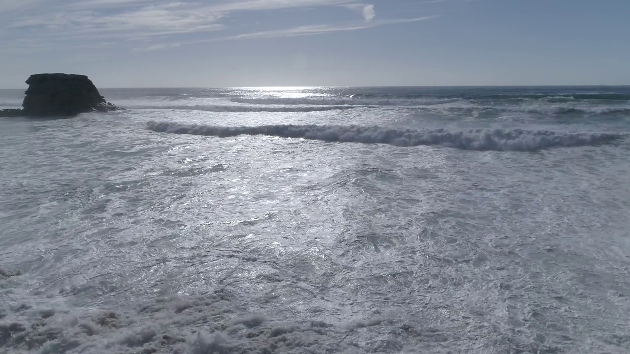 鸟瞰美丽的海滩，海浪和水撞击沙滩的景色视频素材