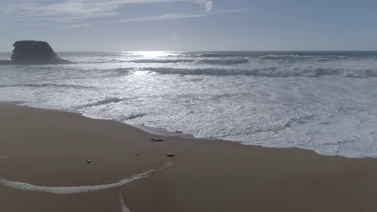 鸟瞰美丽的海滩，海浪和水撞击沙滩的景色视频素材