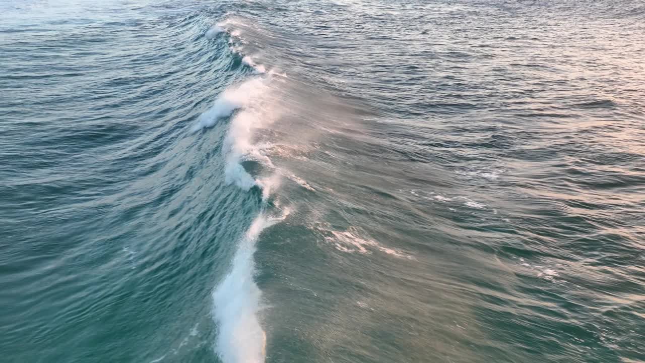 鸟瞰美丽的海水浪花飞溅。巨大的海浪慢动作视频素材