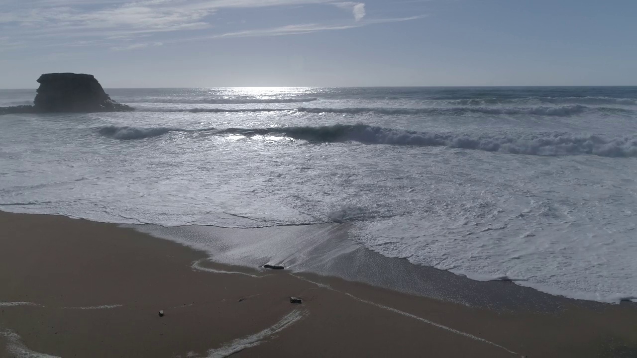 鸟瞰美丽的海滩，海浪和水撞击沙滩的景色视频素材